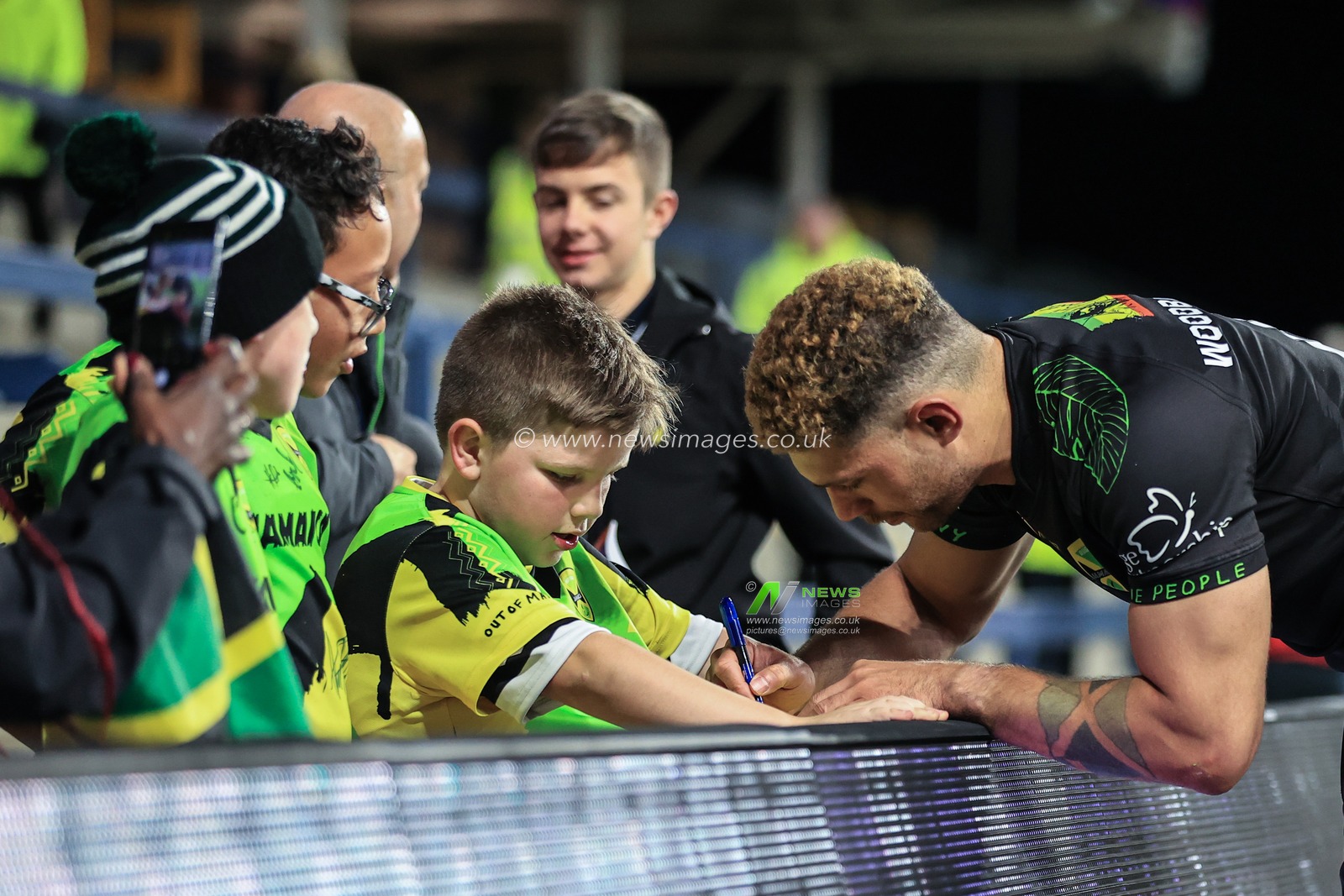 James Woodburn-Hall of Jamaica signs a young fans program during the Rugby League World Cup 2021 match Jamaica vs Ireland at Headingley Stadium, Leeds, United Kingdom, 16th October 2022

(Photo by Mark Cosgrove/News Images)