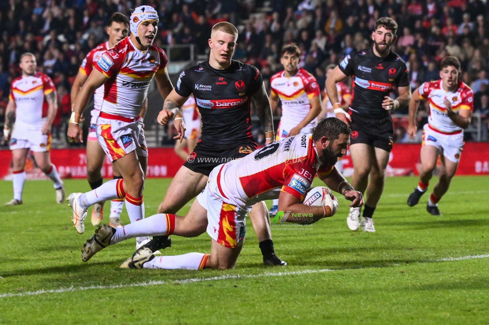 Julian Bousquet of Catalan Dragons goes over for a try during the Betfred Super League Round 13 match St Helens vs Catalans Dragons at Totally Wicked Stadium, St Helens, United Kingdom, 31st May 2024

(Photo by Craig Thomas/News Images)