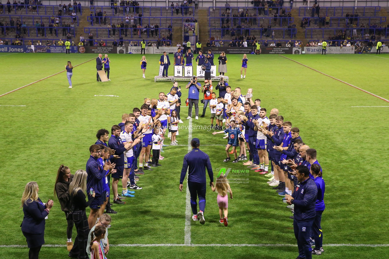 Warrington Wolves players and staff form a guard of honour for Pete Mataâ€™utia #3 of Warrington Wolves after the Betfred Super League Round 26 match Warrington Wolves vs St Helens at Halliwell Jones Stadium, Warrington, United Kingdom, 15th September 2023

(Photo by Gareth Evans/News Images)