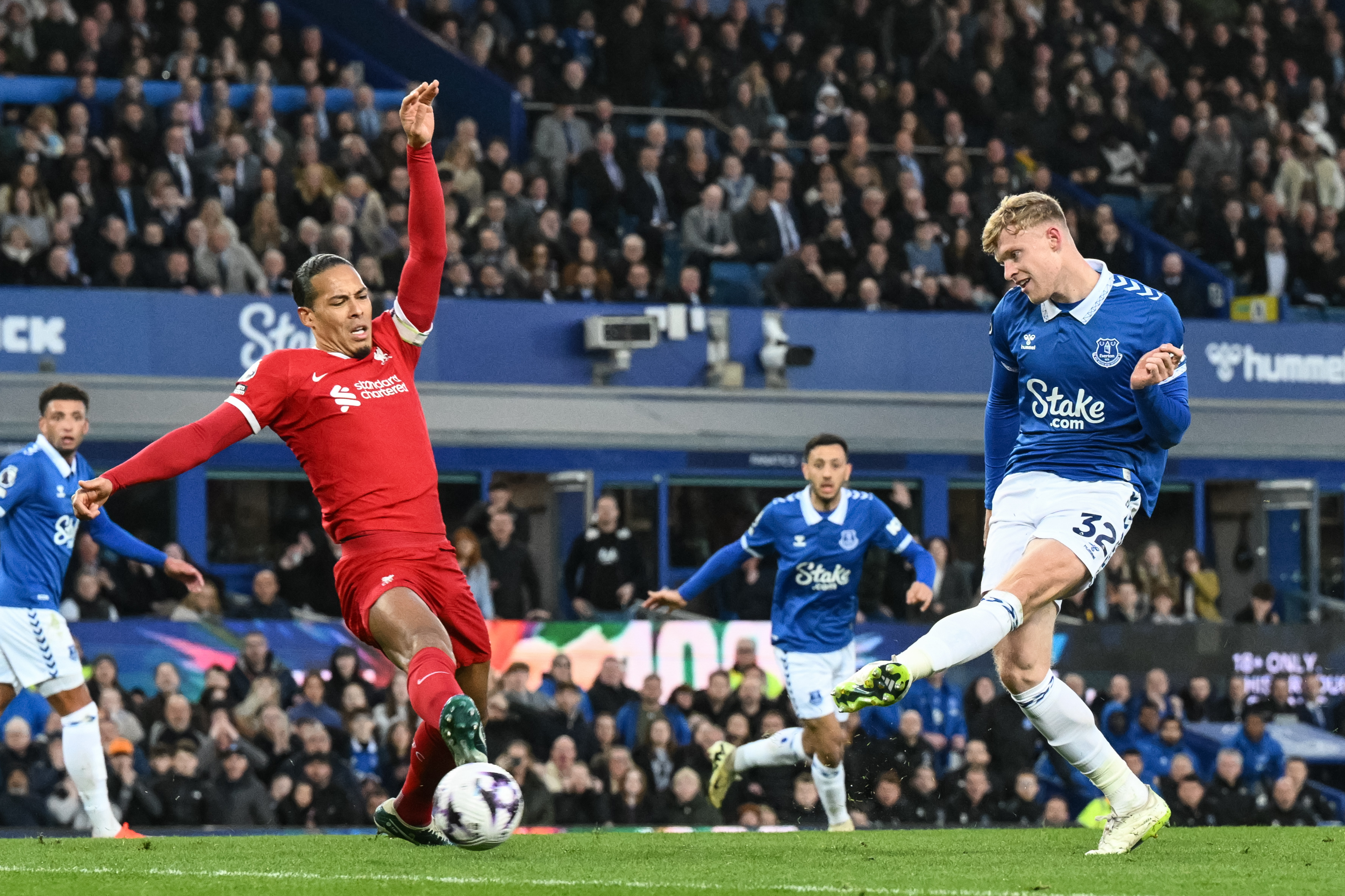 Jarrad Branthwaite of Everton scores to make it 1-0 during the Premier League match Everton vs Liverpool at Goodison Park, Liverpool, United Kingdom, 24th April 2024  (Photo by Craig Thomas/News Images)