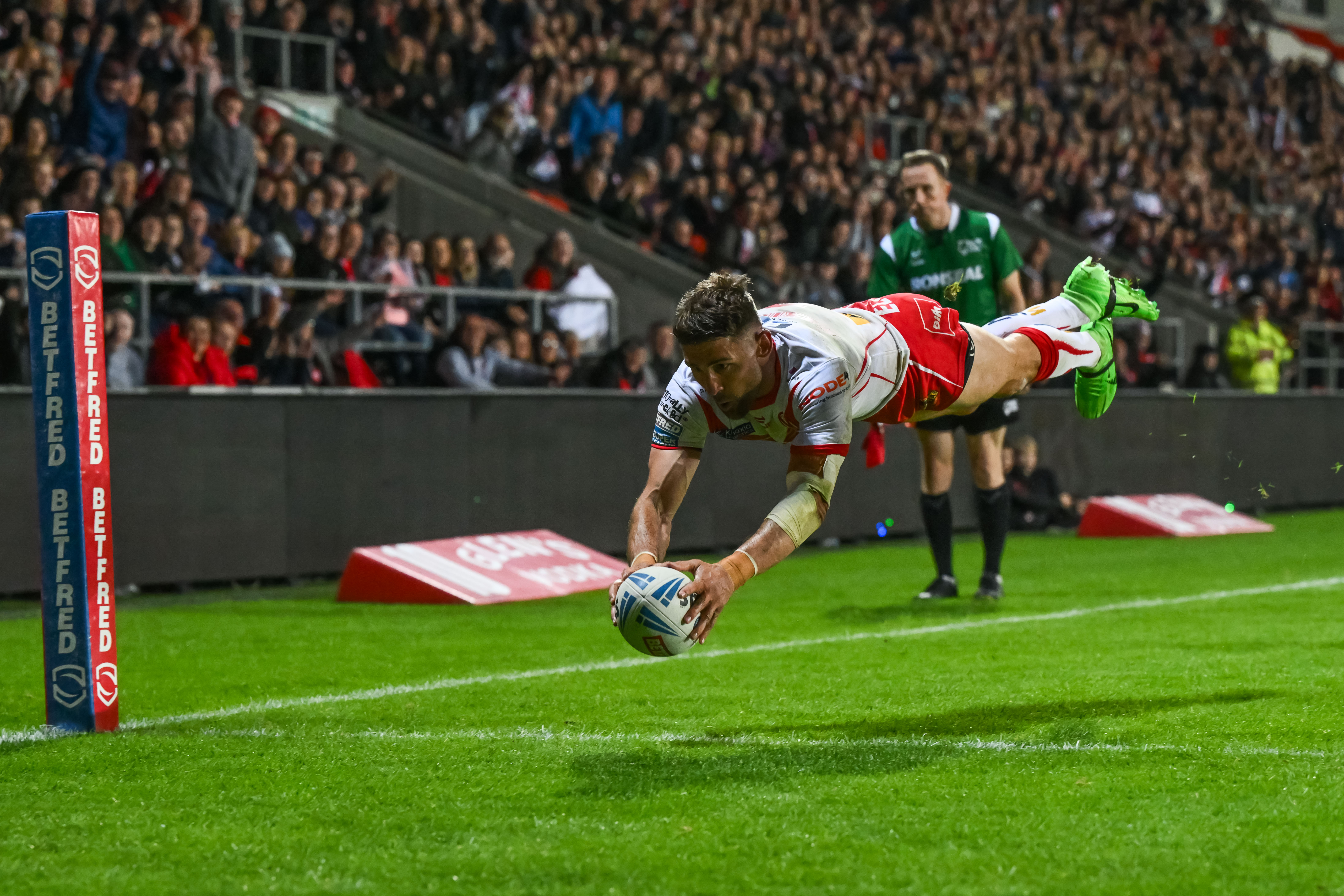 Tommy Makinson of St. Helens goes over for his 200th try during the Betfred Super League Round 12 match St Helens vs Leeds Rhinos at Totally Wicked Stadium, St Helens, United Kingdom, 24th May 2024  (Photo by Craig Thomas/News Images)