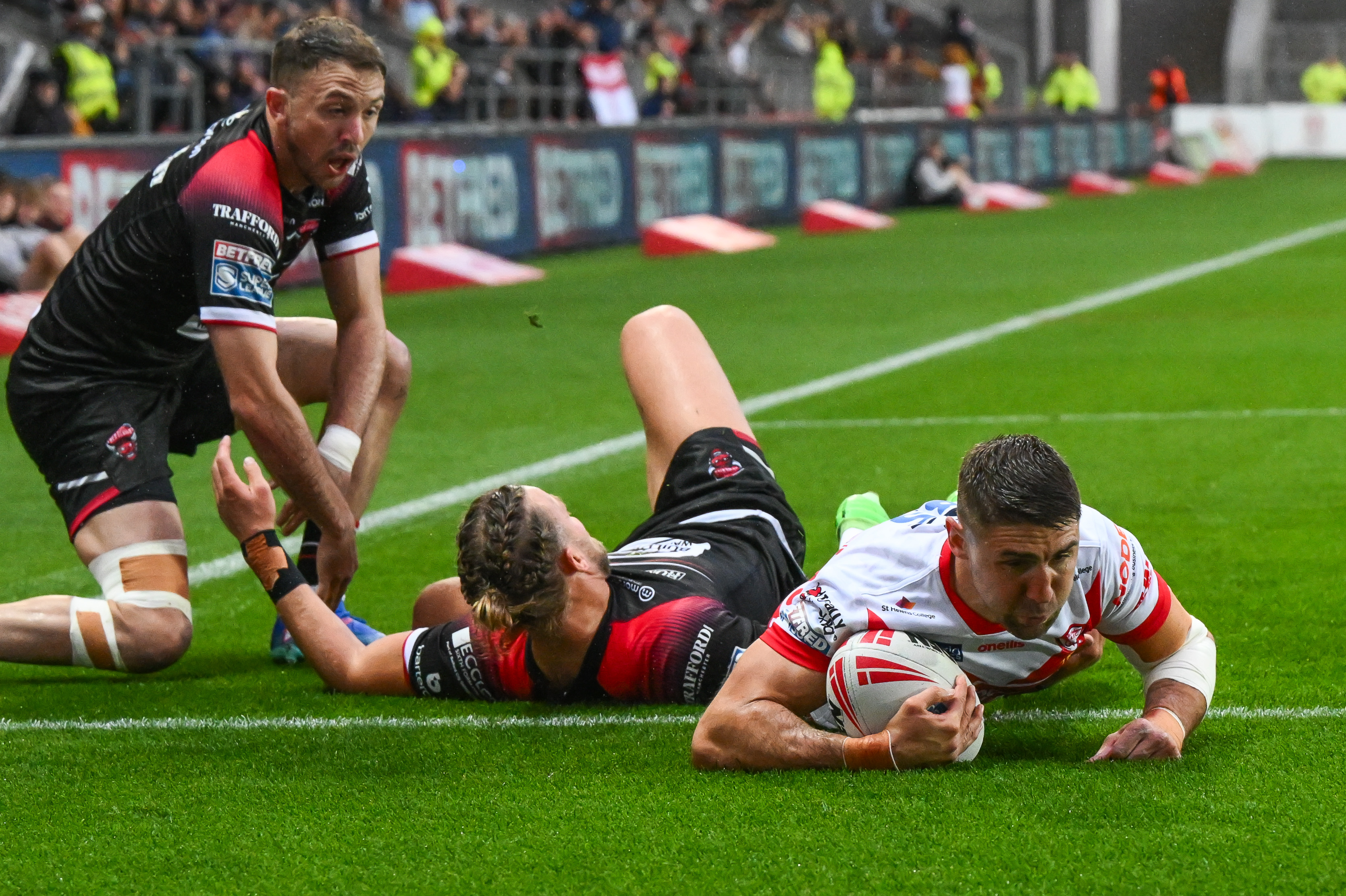 Tommy Makinson of St. Helens goes over for a try during the Betfred Super League Round 21 match St Helens vs Salford Red Devils at Totally Wicked Stadium, St Helens, United Kingdom, 8th August 2024  (Photo by Craig Thomas/News Images)